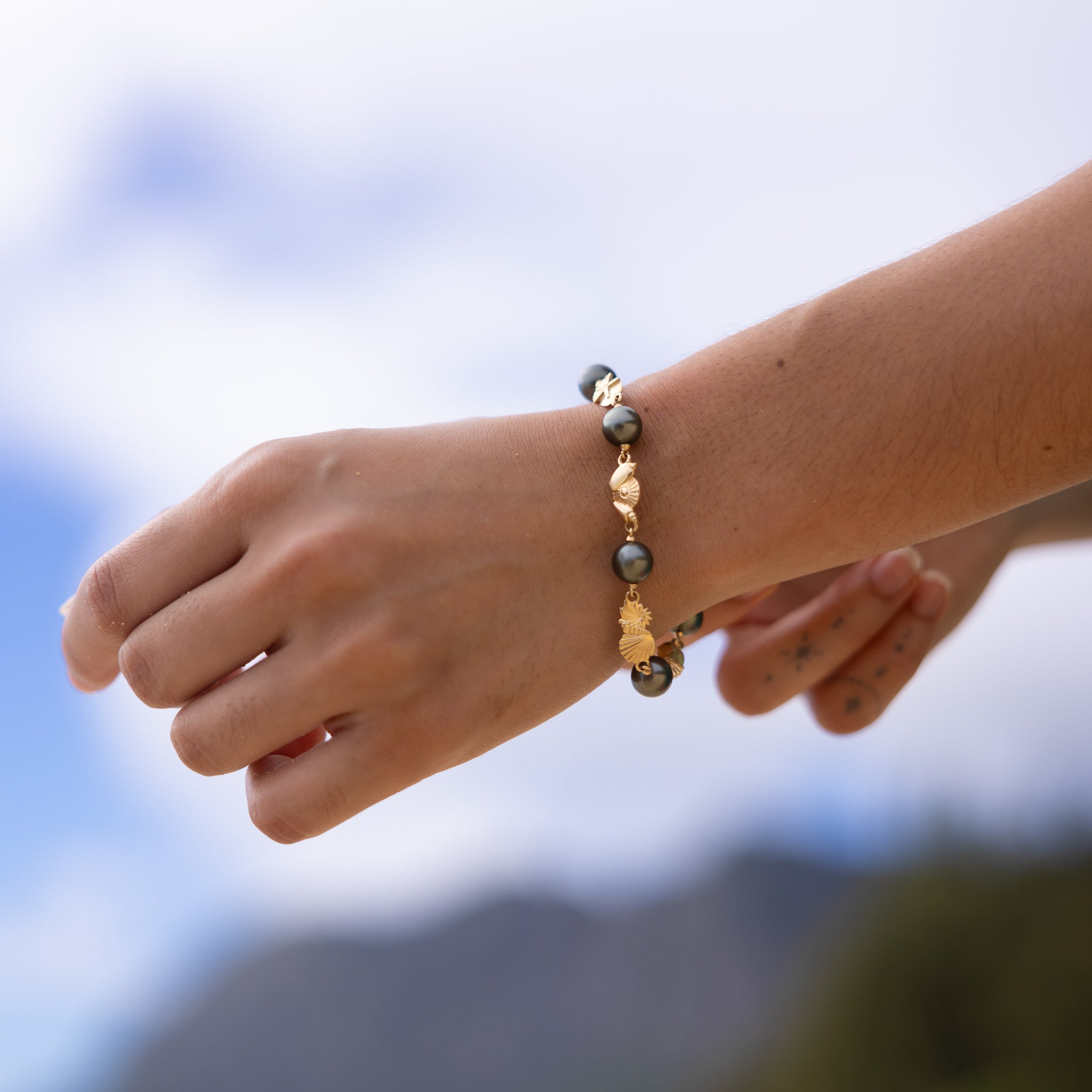 Black Tahitian Pearl and Shell hotsell Bracelet - Hulama