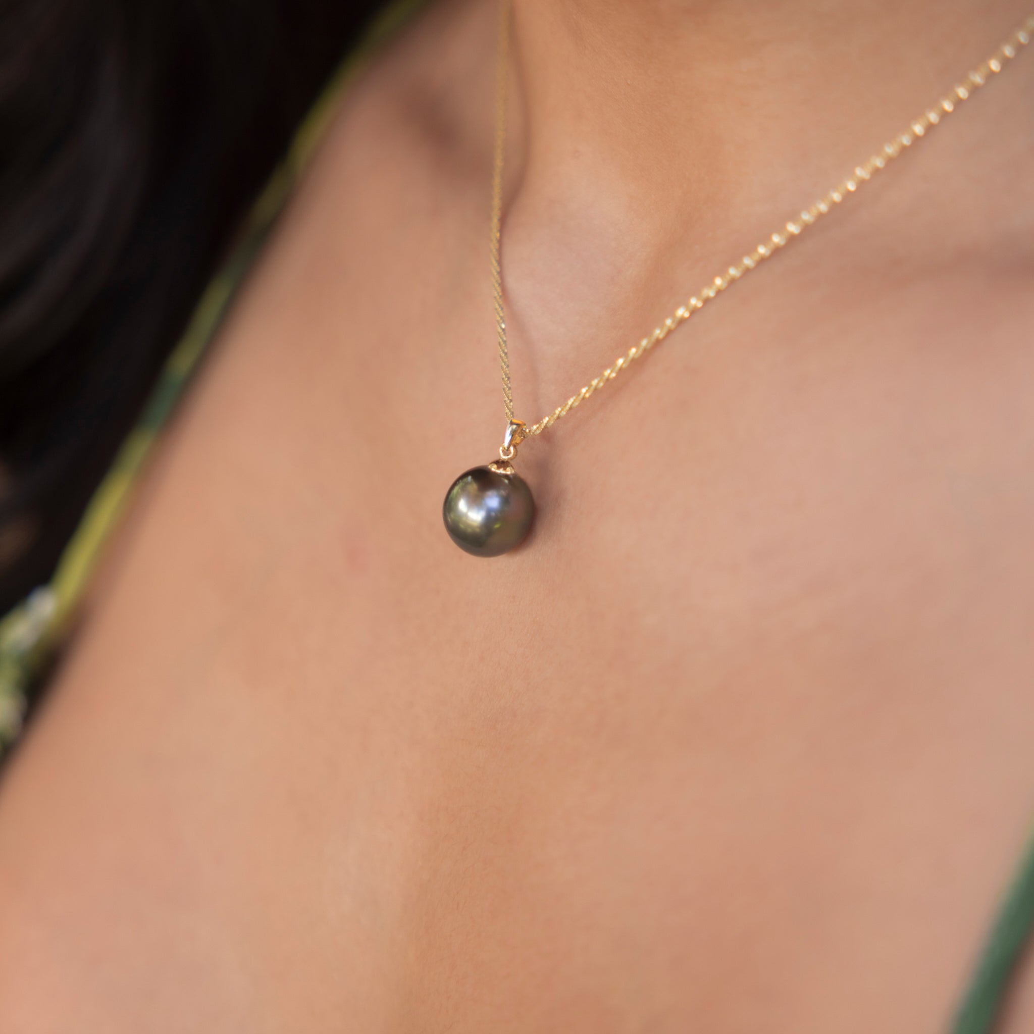 Tahitian Black Pearl Pendant in Gold - 12-15mm