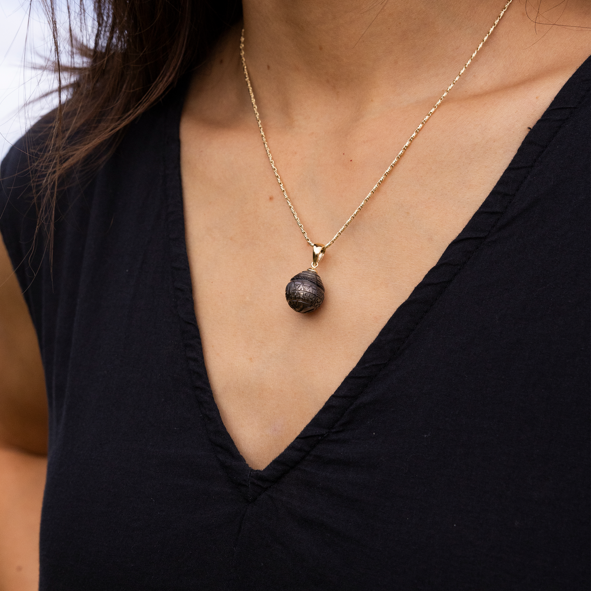 Carved Tahitian Black Pearl Pendant in Gold- 13-16mm