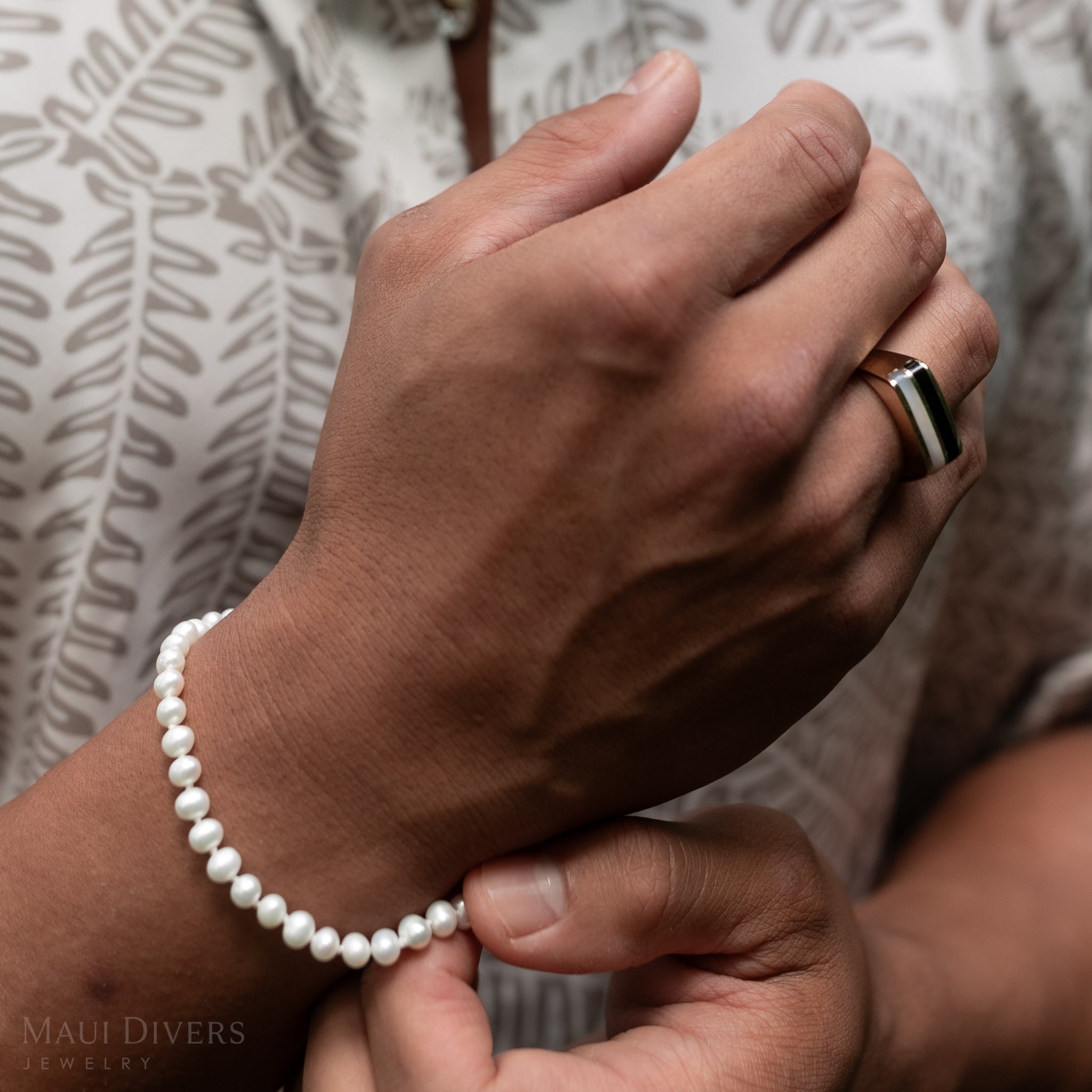 7.5-9" Adjustable White Freshwater Pearl Bracelet in Gold - 4.5-5mm