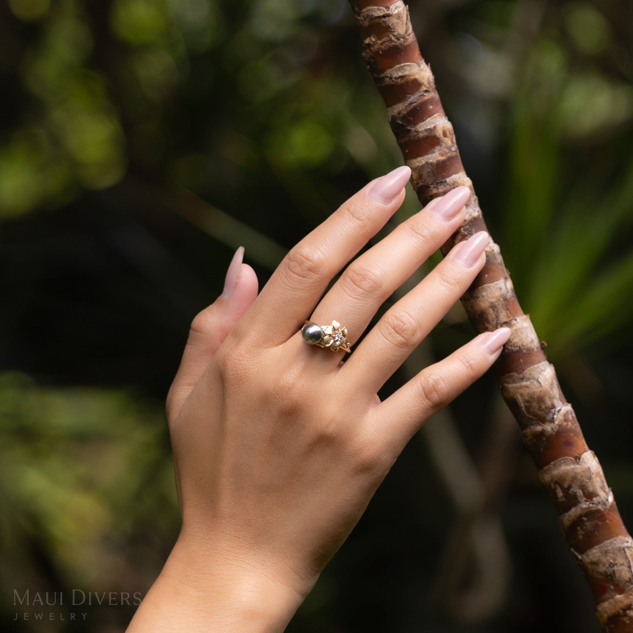 Nāʻū Tahitian Black Pearl Ring in Gold with Diamond - 7-8mm