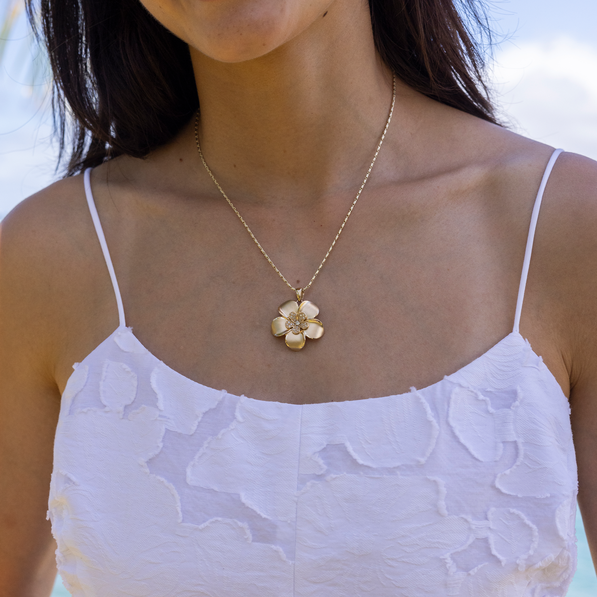 Plumeria Pendant in Gold with Diamonds - 28mm