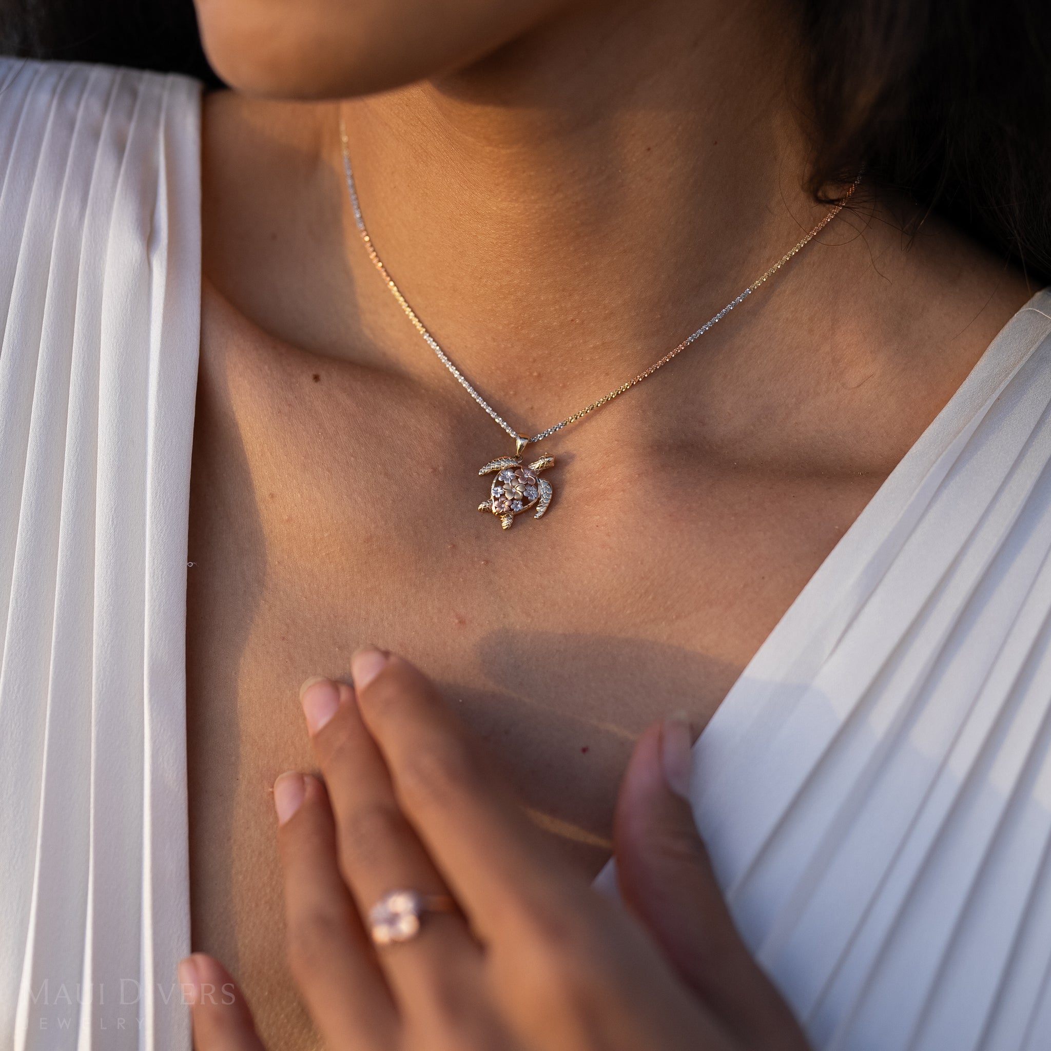 Plumeria Honu (Schildkröte) Anhänger in dreifarbigem Gold mit Diamanten – 21 mm