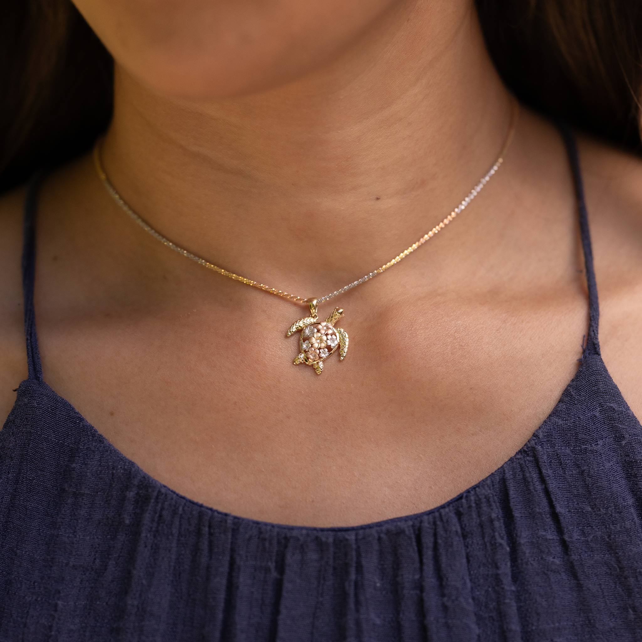 Plumeria Honu (Schildkröte) Anhänger in dreifarbigem Gold mit Diamanten – 21 mm