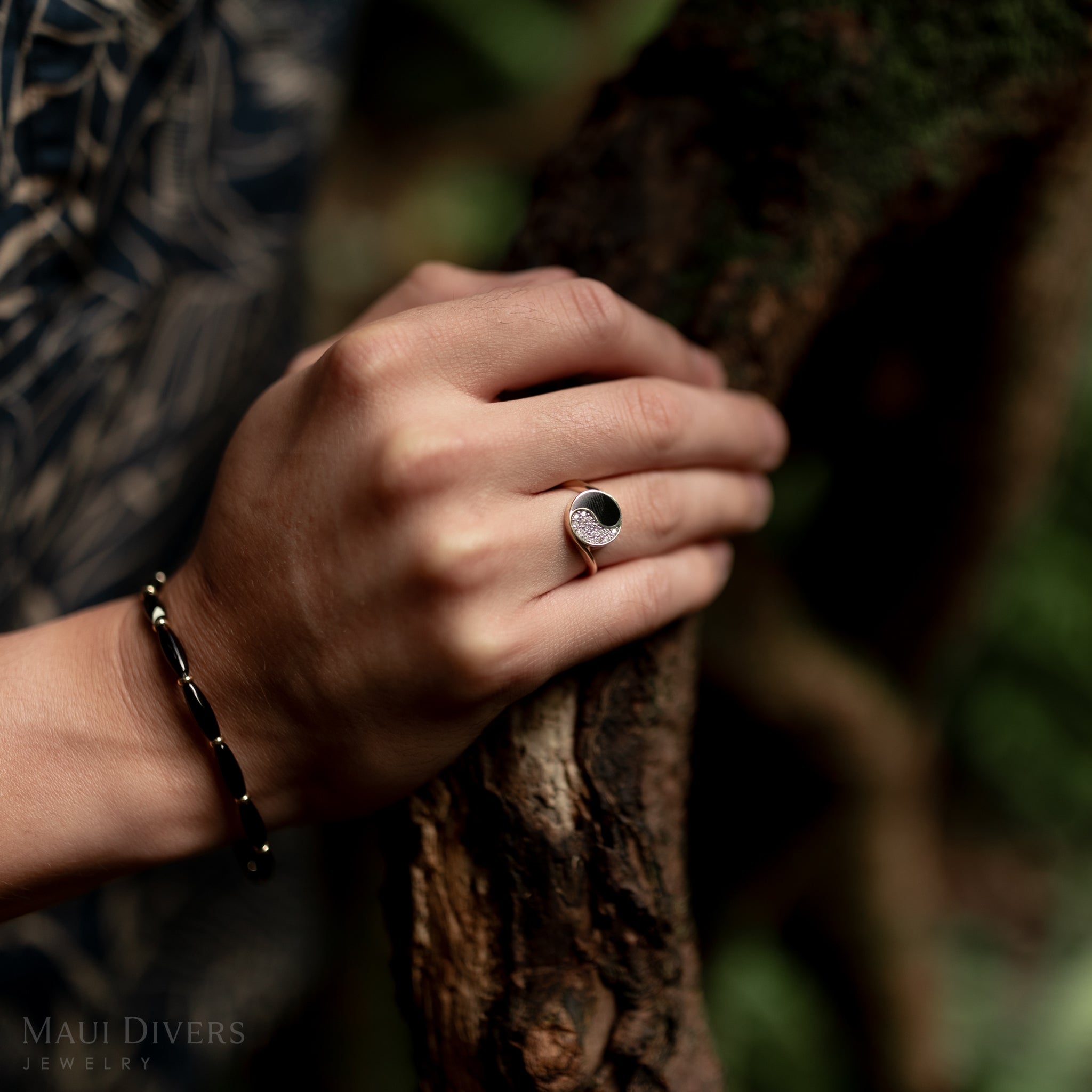 Yin-Yang-Ring mit schwarzer Koralle in Gold mit Diamanten – 12 mm