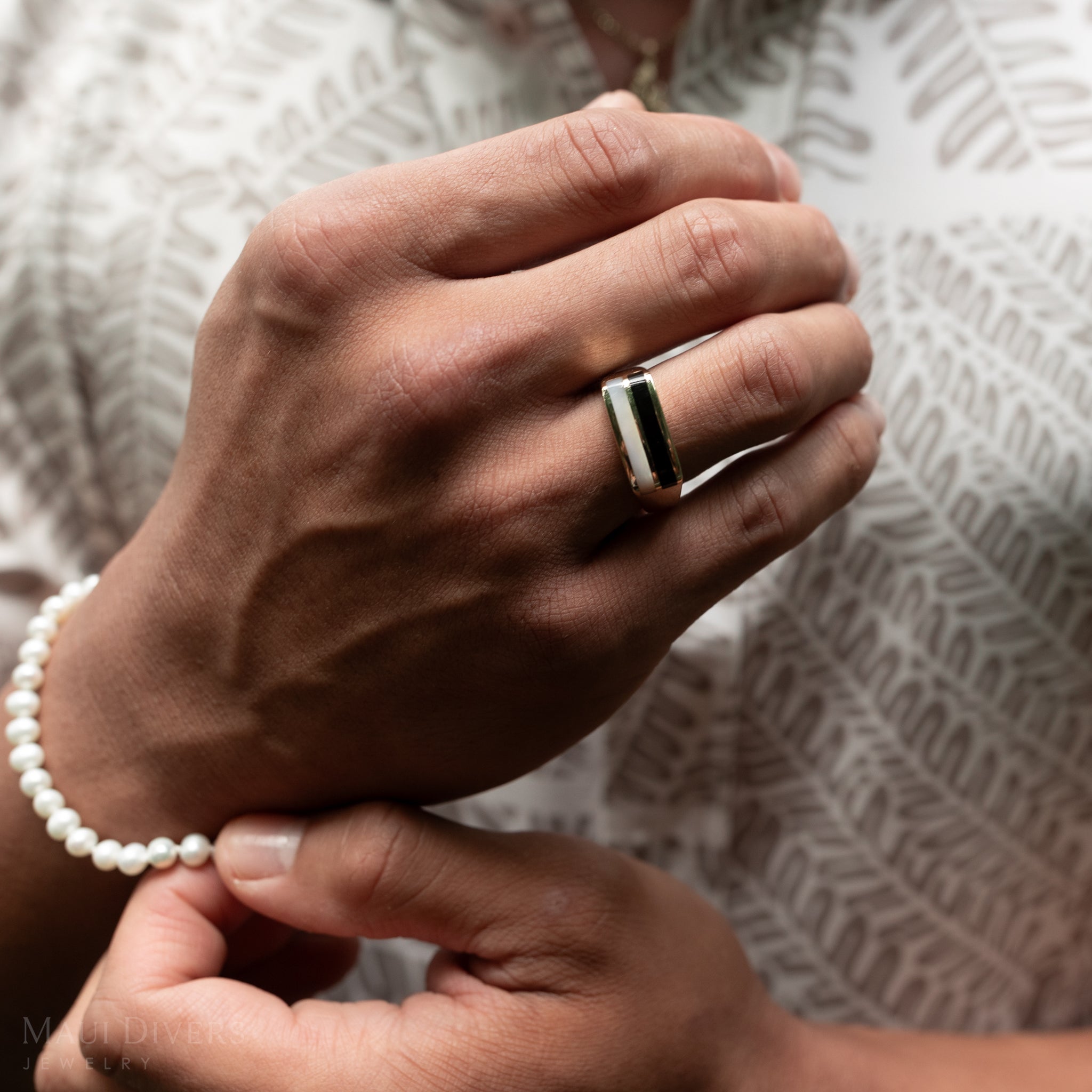 Bague de corail noir en or avec la mère de Pearl