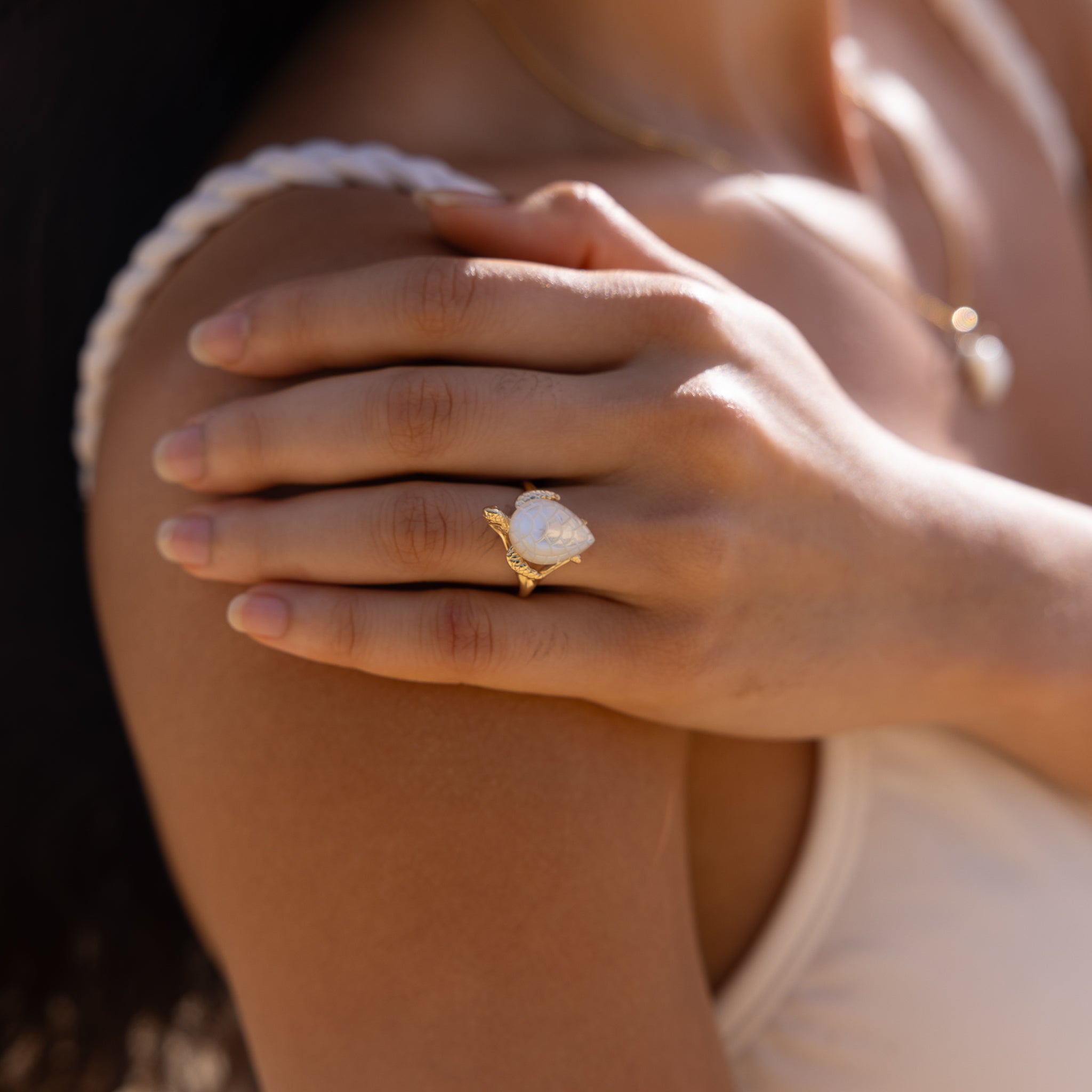 Honu Mother of Pearl Ring in Gold - 14 mm