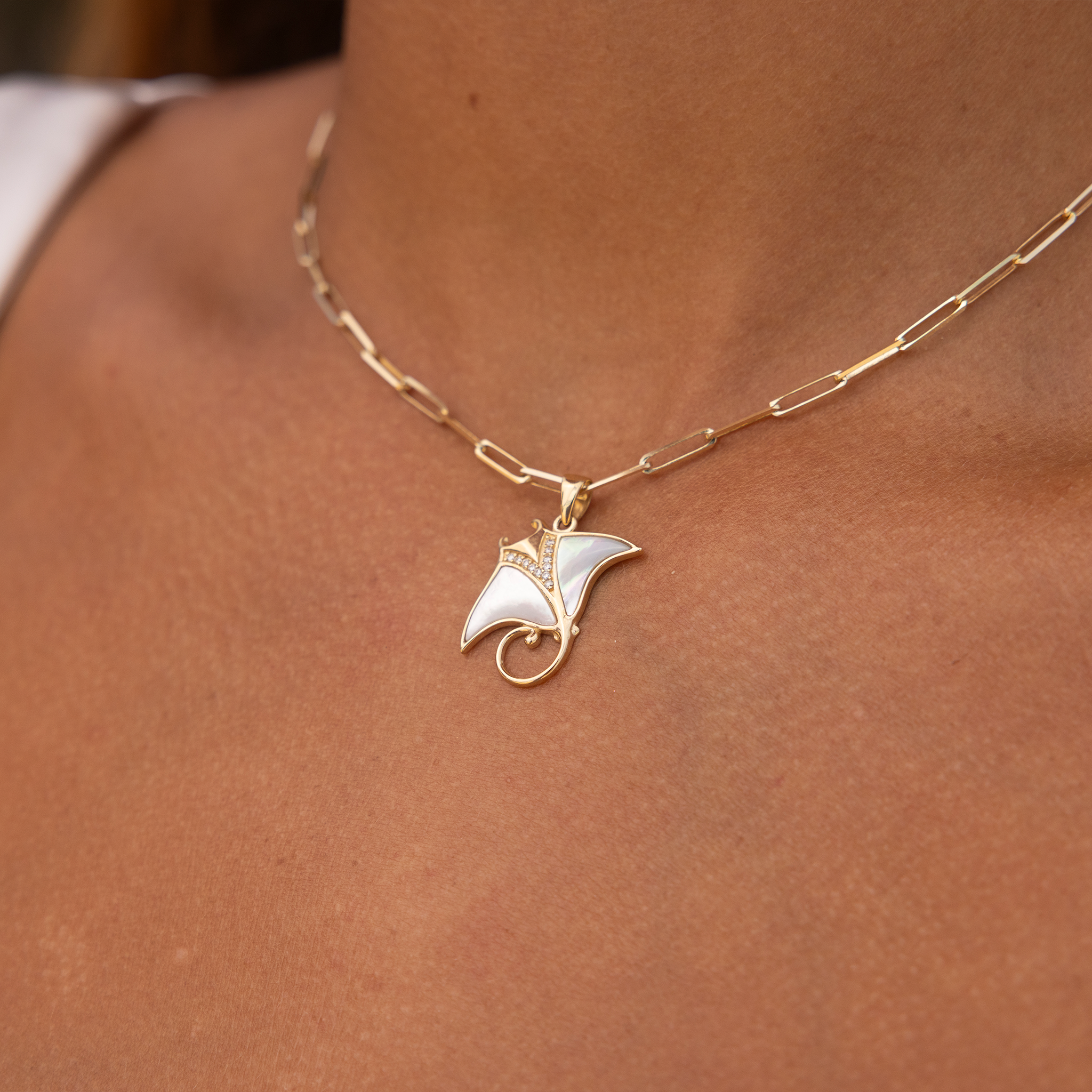 Sealife Manta Ray Perlmutt-Anhänger in Gold mit Diamanten – 21 mm