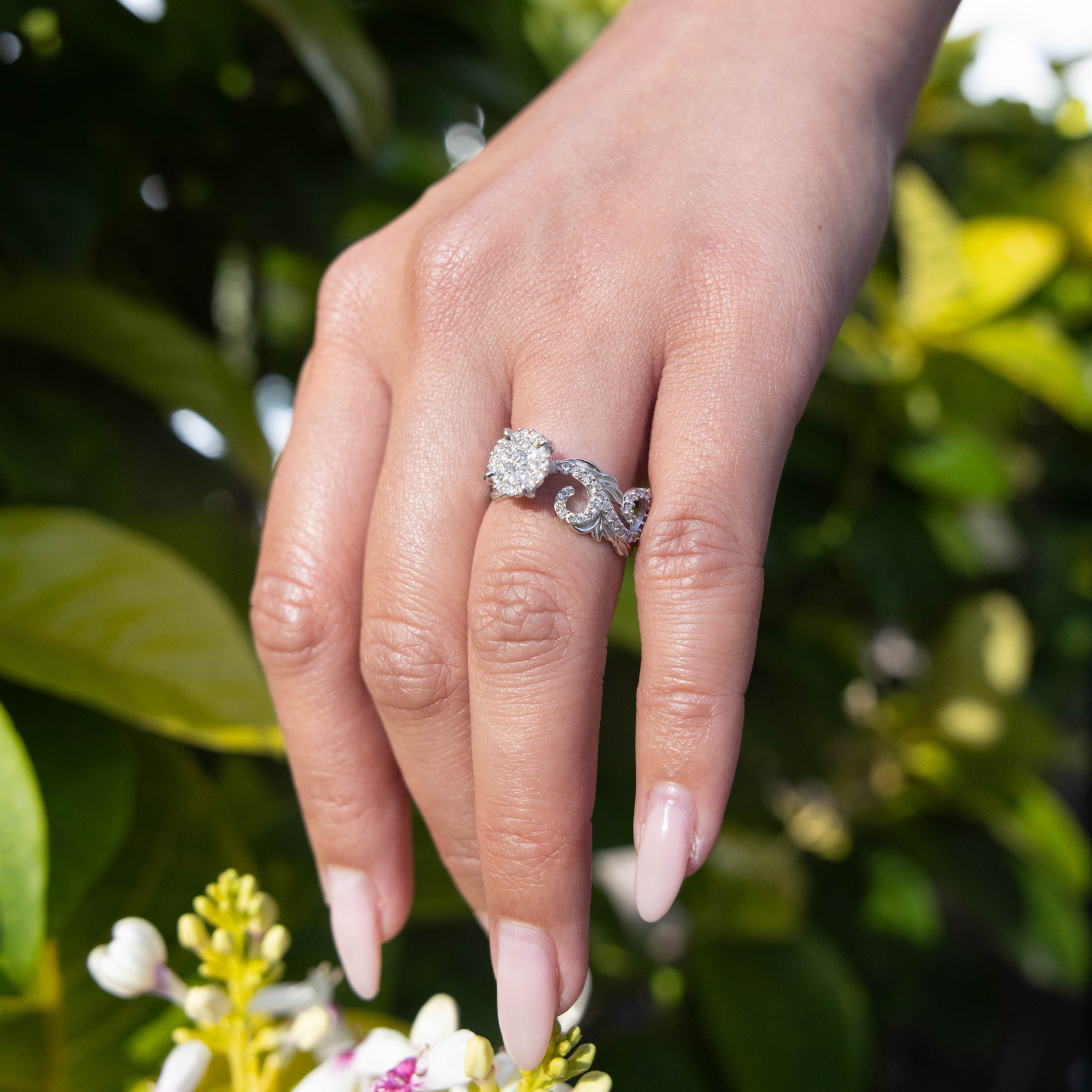 Bague de fiançailles héritage hawaïenne en or blanc avec des diamants