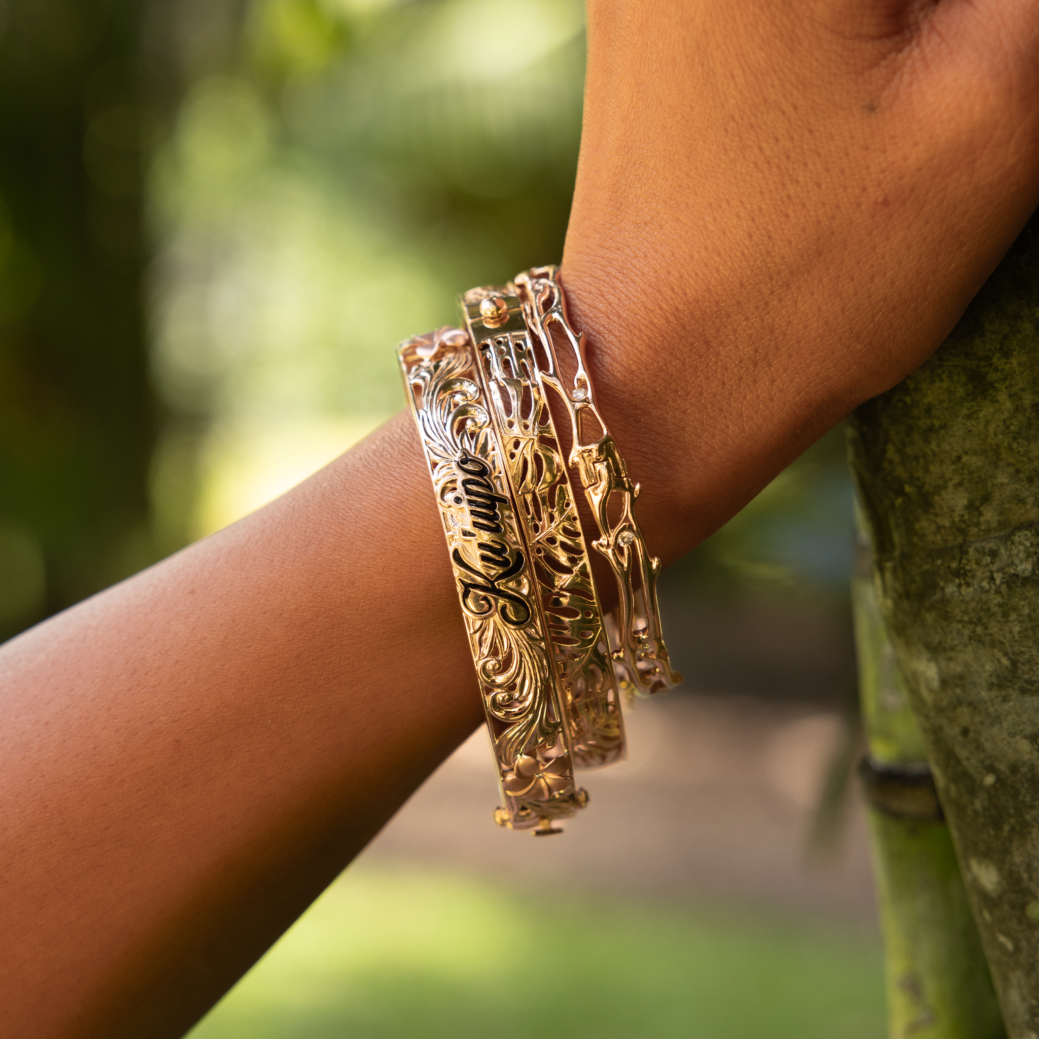 Hawaiian Heirloom Kuʻuipo (Sweetheart) Plumeria Hinge Bracelet in Tri Color Gold with Diamonds - 10mm
