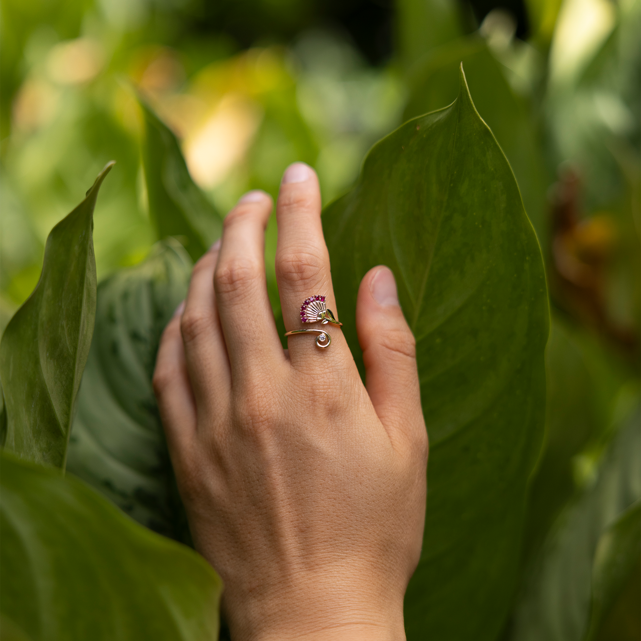 ダイヤモンドと2つのトーンゴールドのOhia lehua Ruby Ring -18mm