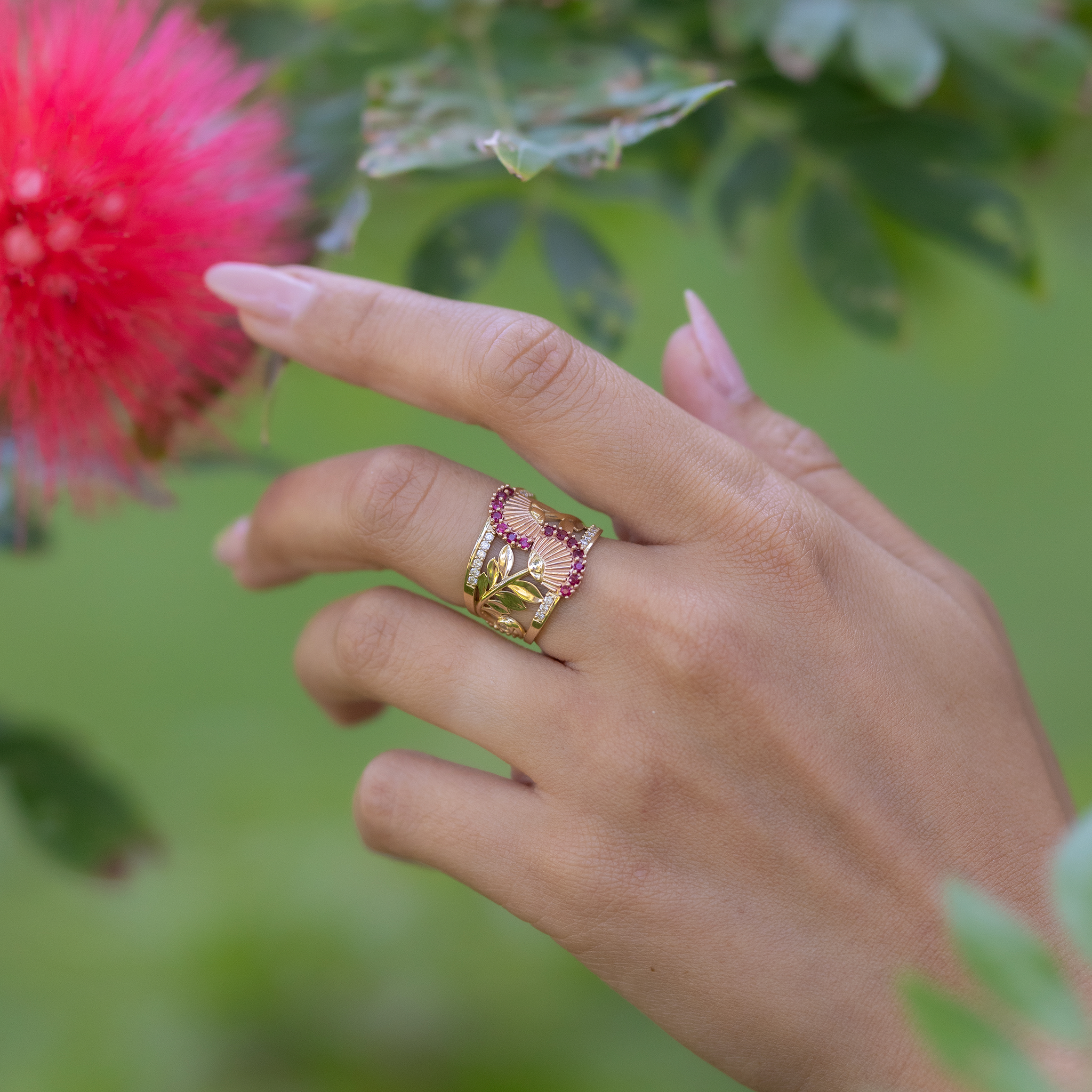 ダイヤモンド付きの2つのトーンゴールドのOhia lehua Ruby Ring