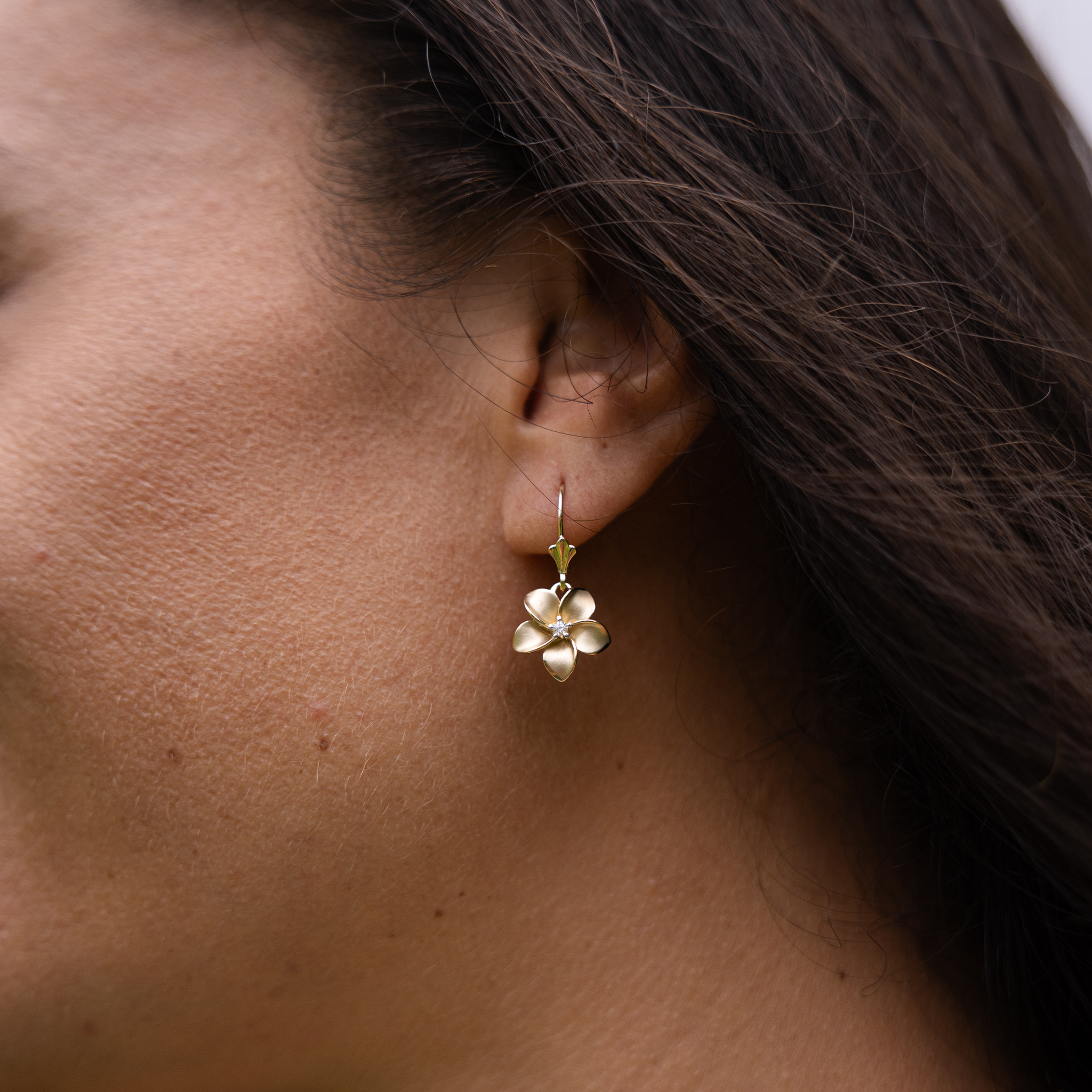 Plumeria-Ohrringe in Gold mit Diamanten – 13 mm