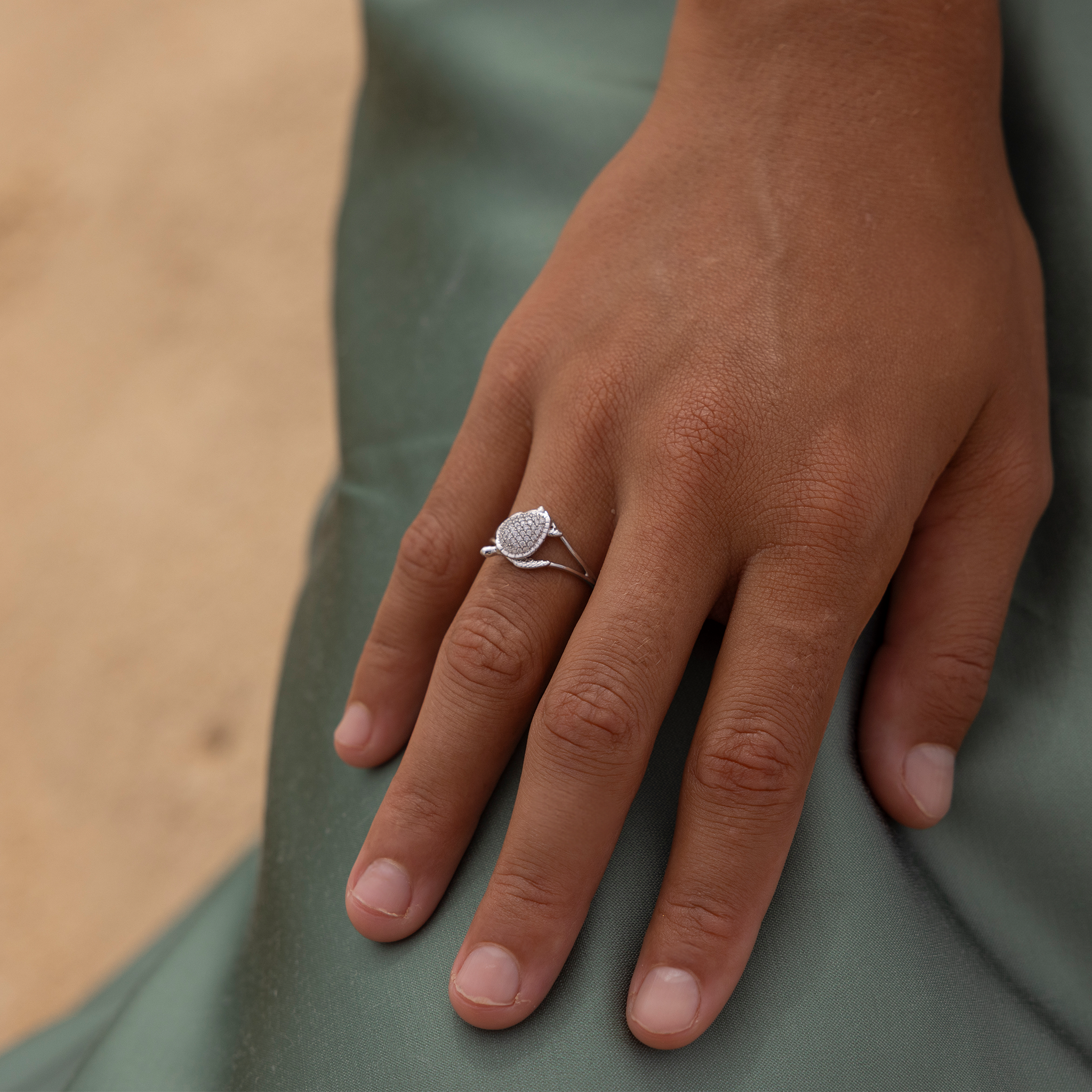 Honu Ring in White Gold with Diamonds - 13mm