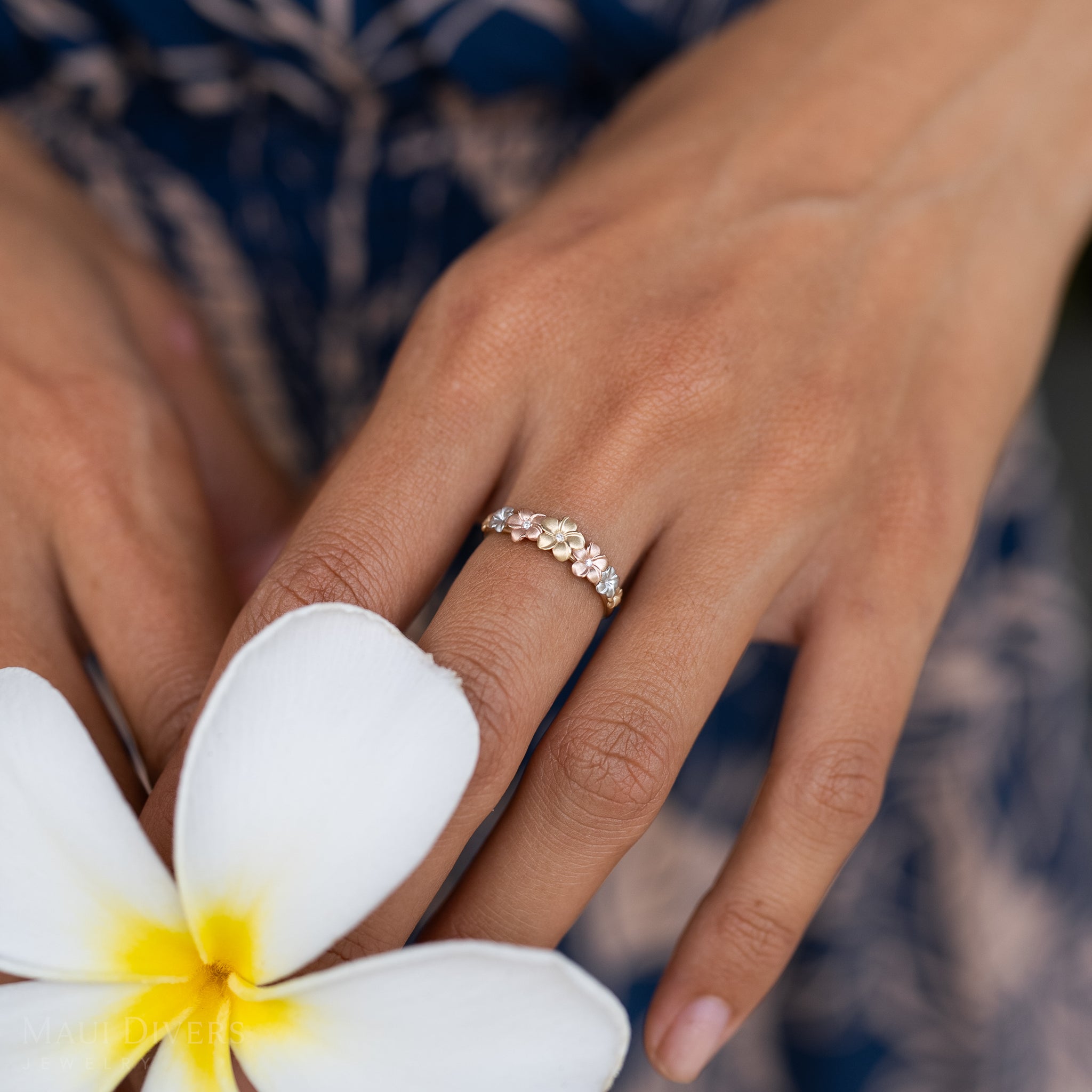 Anneau de plumeria en or couleur or avec des diamants - 6 mm