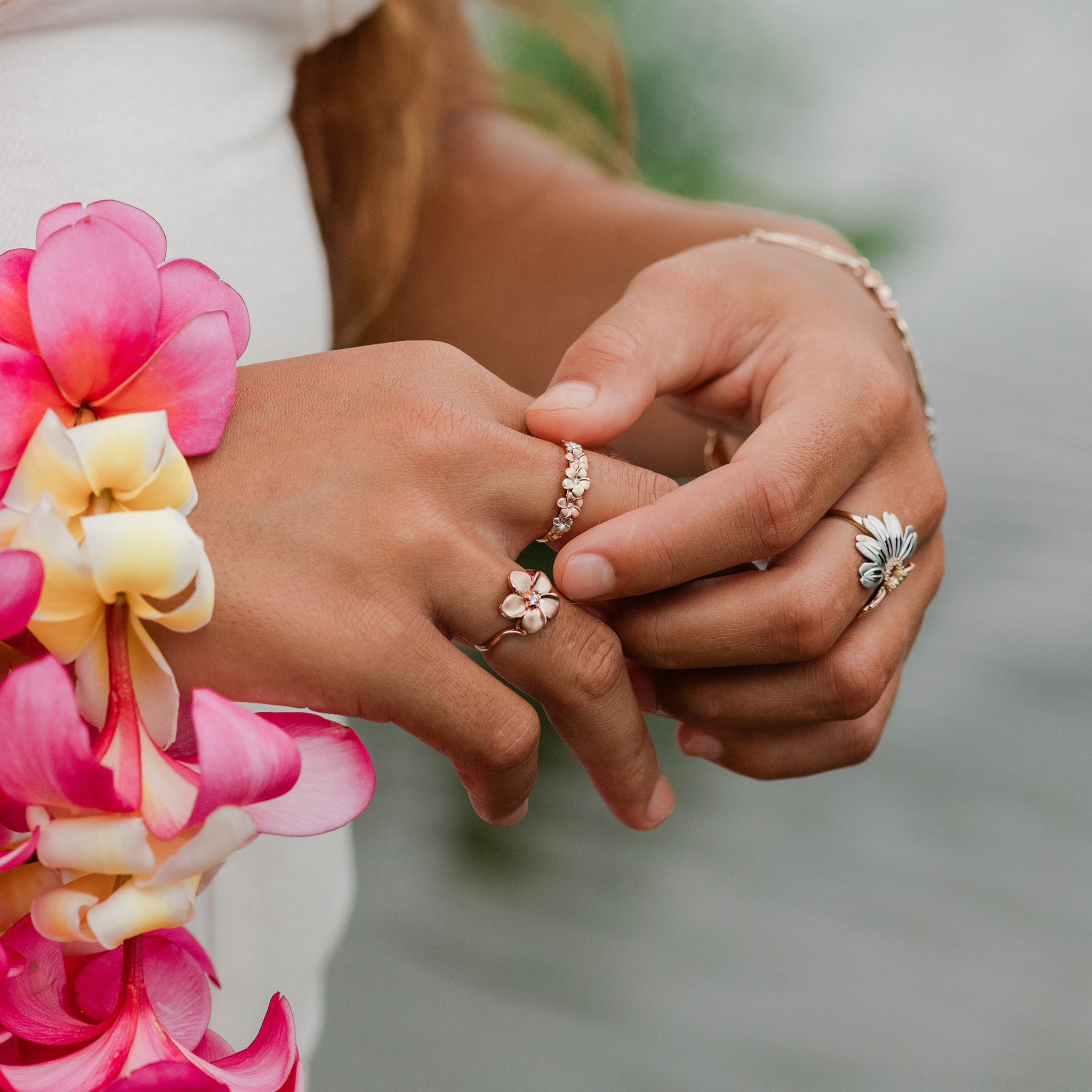 Plumeria-Ring aus dreifarbigem Gold mit Diamanten – 6 mm