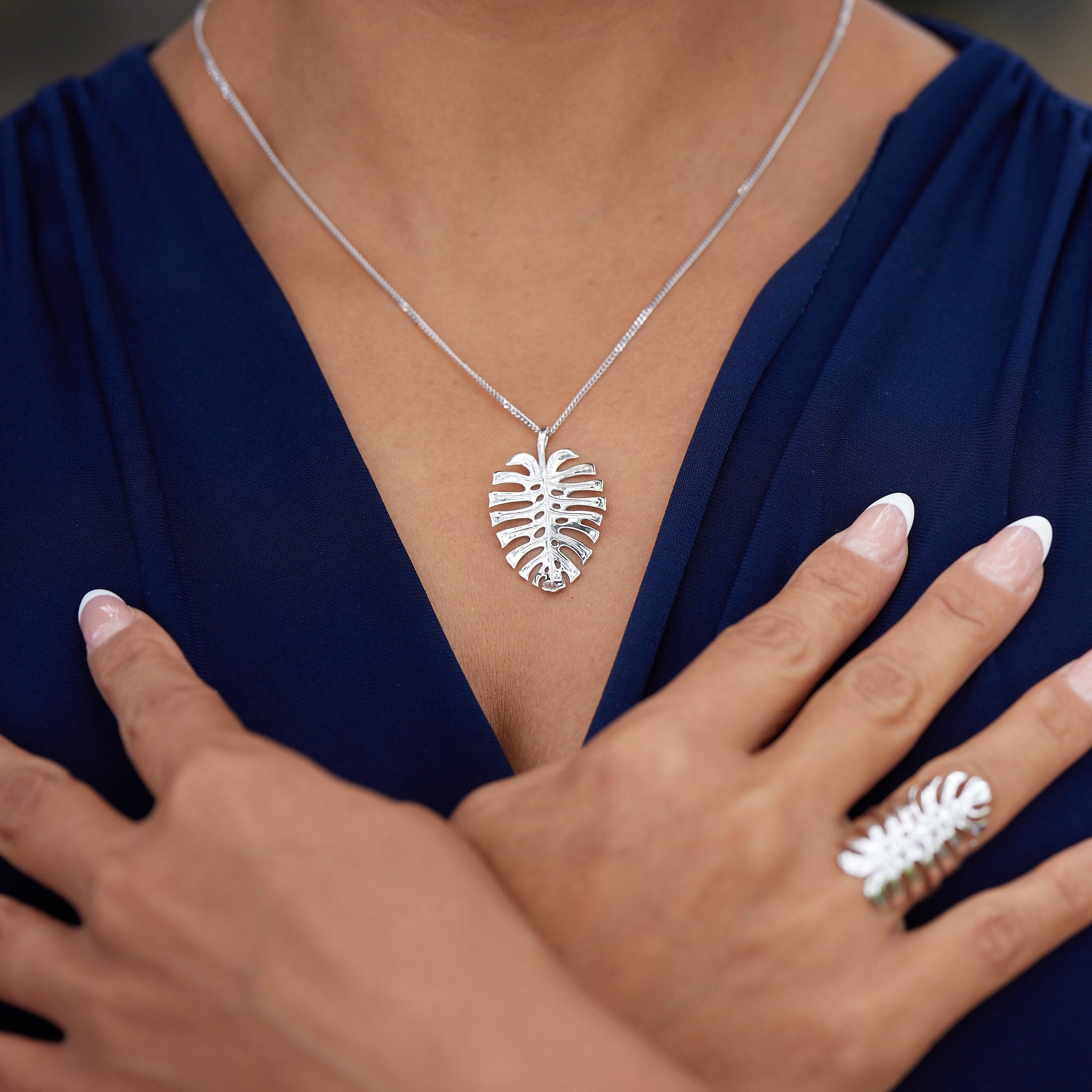 Monstera Pendant in White Gold - 30mm