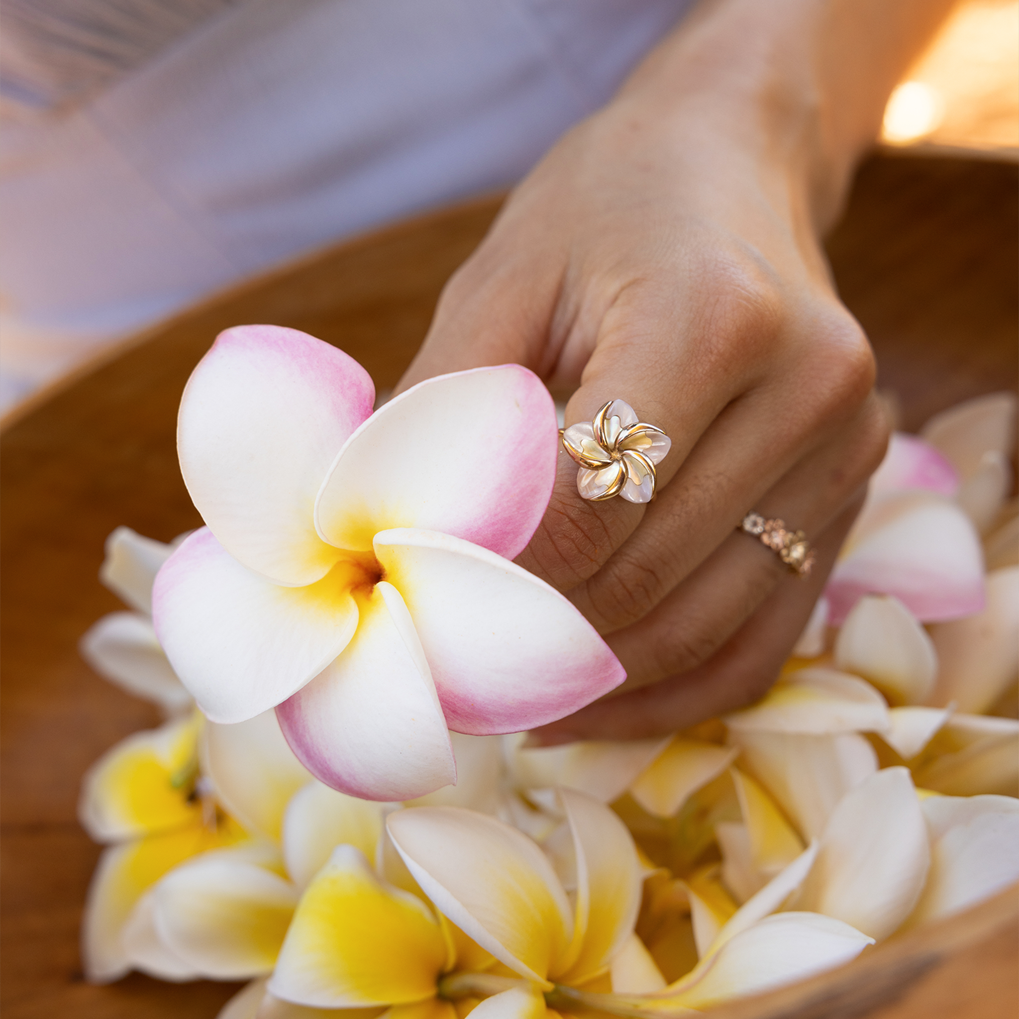 Plumeria Mother of Pearl Ring en or - 16 mm